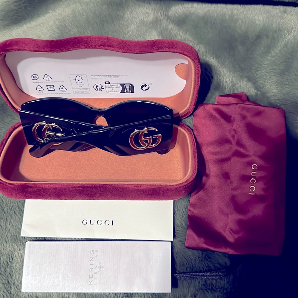 Gucci Black and Gold Statement Sunglasses Jumbo GG with indented handle NWT